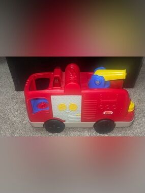 Fisher Price Little People Helping Others Lights and Sounds Firetruck 1-5 years
